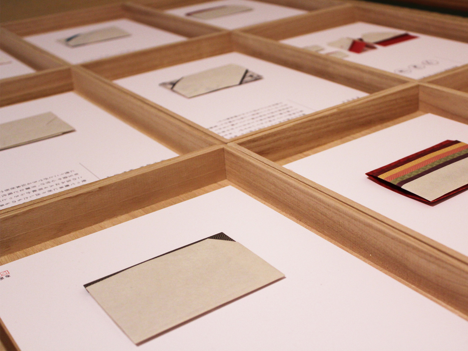 Ａ４折形は、現代に見合う新しいデザインと折り方の折形（おりかた）を提案しています。