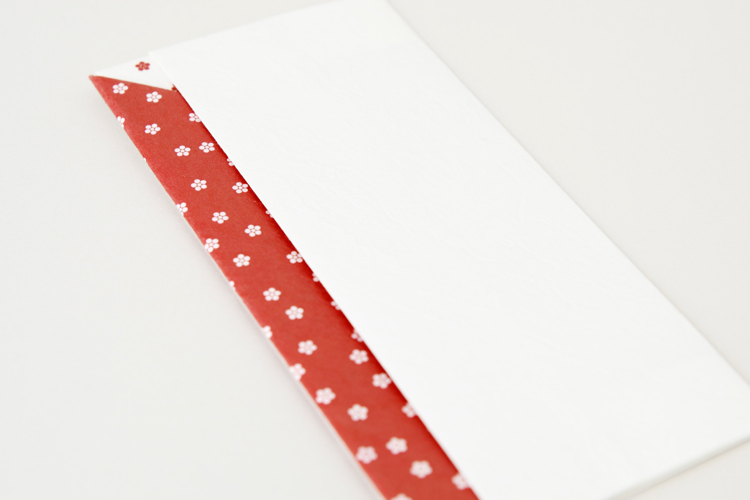 Ａ４折形は、現代に見合う新しいデザインと折り方の折形（おりかた）を提案しています。